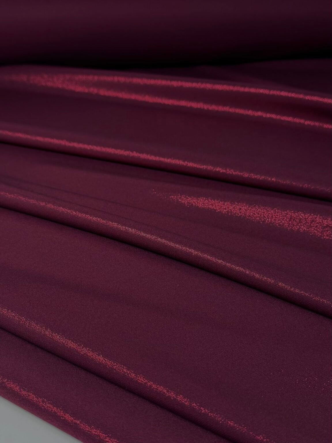 Spīdīgs „Barbie“ audums „Gloss Effect“ burgundijas krāsā