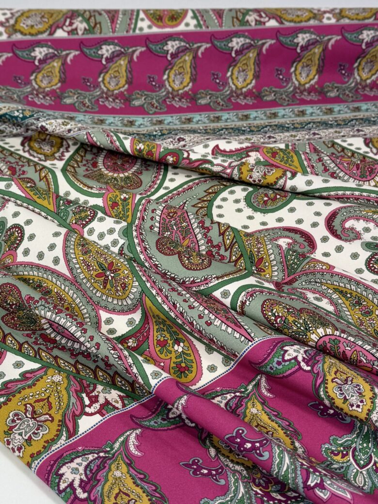 Itališkas tamprus medvilnės audinys „Paisley“ (parduodamas raportais)