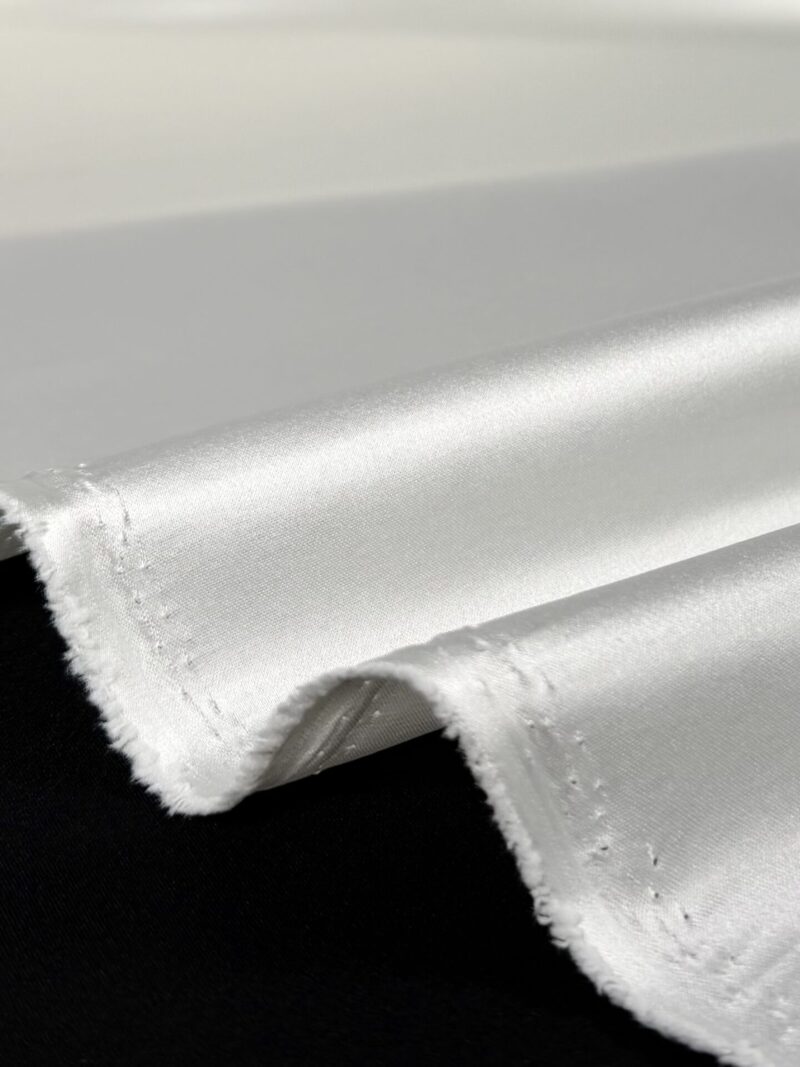 Steifer „American“ Satin in milchweiß