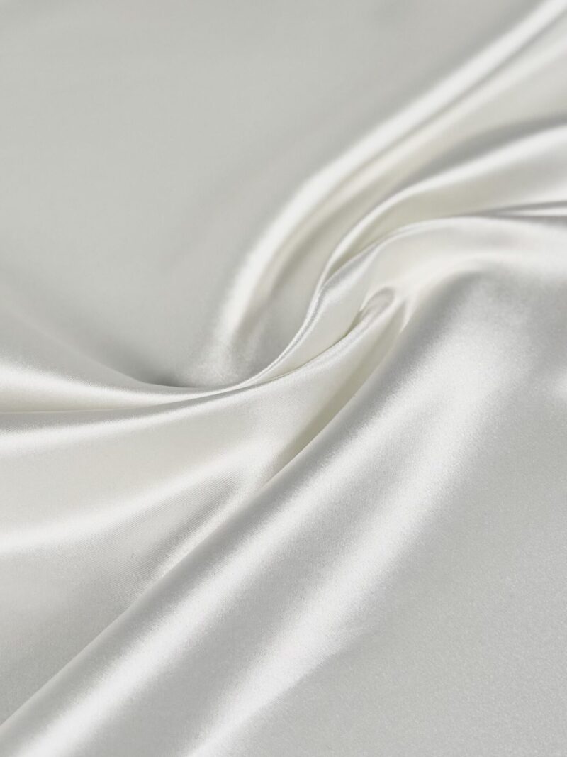 Steifer „American“ Satin in milchweiß