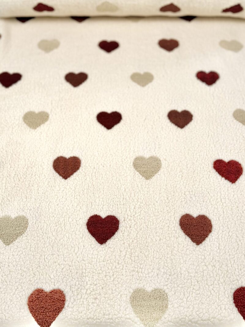 Elastischer Teddy-Jersey mit bestickten Applikationen "Herzchen"
