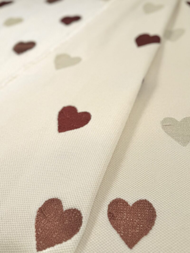 Elastischer Teddy-Jersey mit bestickten Applikationen "Herzchen"