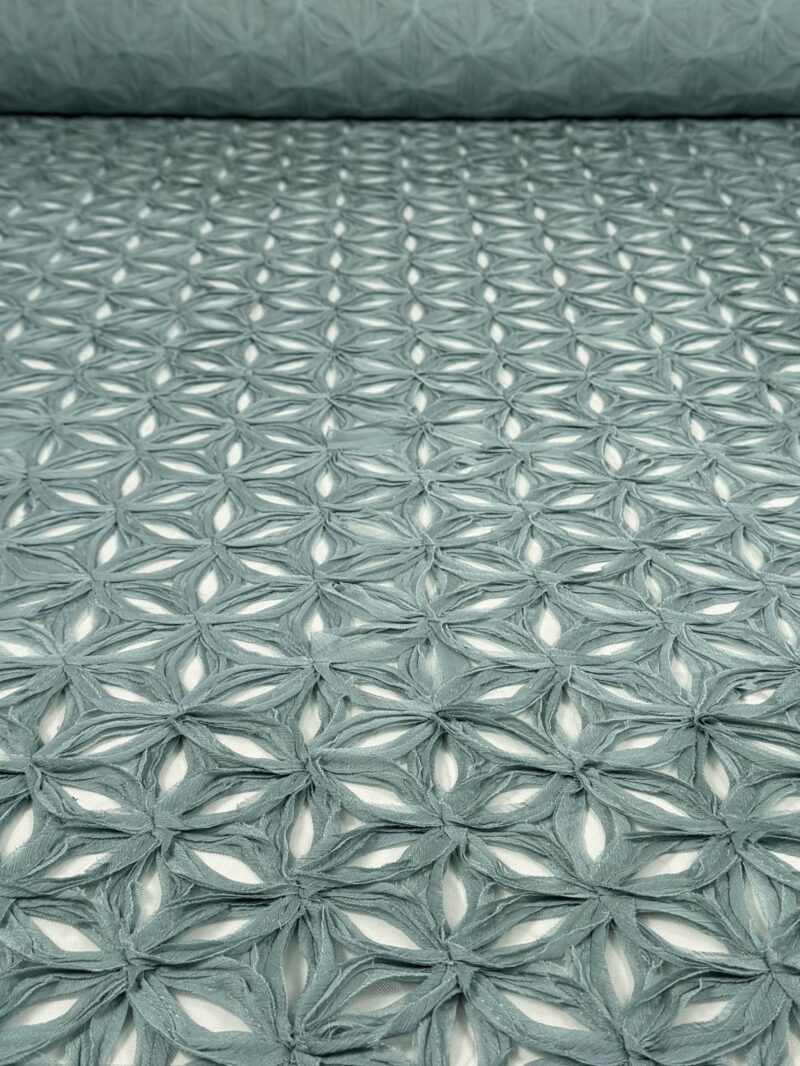 Włoski tiul z aplikacjami 3D w kształcie kwiatów „Sage Green”